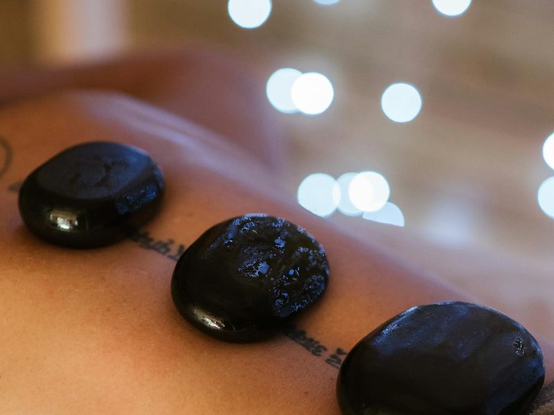 Massage rituals με ζεστές πέτρες